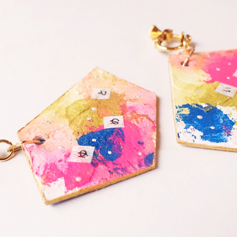 ひらがなと小さな絵画の耳飾り「ゆめといまそこねぐせ」